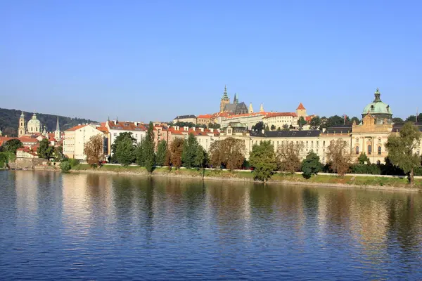 Vista de la soleada Ciudad Menor de Praga con el castillo gótico sobre el río Moldava, República Checa —  Fotos de Stock