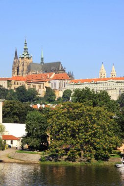 Güneşli Lesser Town, Prag Gotik Castle yukarıda Nehri Vltava, Çek Cumhuriyeti ile görüntüleyin
