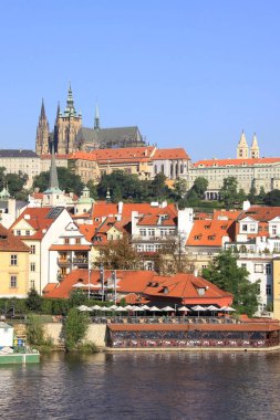 Güneşli Lesser Town, Prag Gotik Castle yukarıda Nehri Vltava, Çek Cumhuriyeti ile görüntüleyin