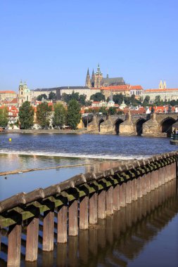 Güneşli Lesser Town, Prag Gotik Castle yukarıda Nehri Vltava, Çek Cumhuriyeti ile görüntüleyin