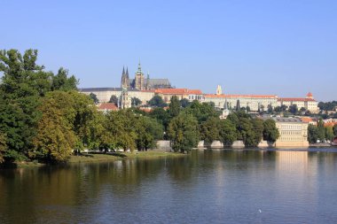 Güneşli Lesser Town, Prag Gotik Castle yukarıda Nehri Vltava, Çek Cumhuriyeti ile görüntüleyin