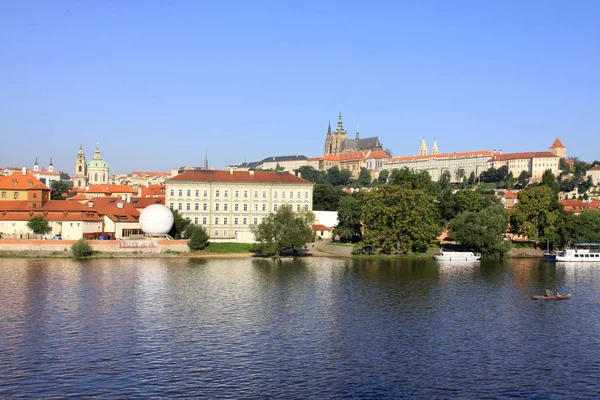 Vista de la soleada Ciudad Menor de Praga con el castillo gótico sobre el río Moldava, República Checa — Foto de Stock