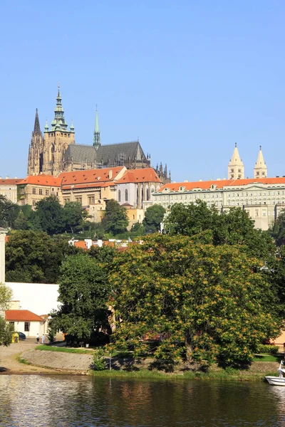 Vista de la soleada Ciudad Menor de Praga con el castillo gótico sobre el río Moldava, República Checa —  Fotos de Stock