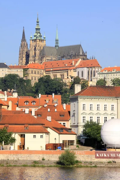 Vue sur la petite ville ensoleillée de Prague avec château gothique au-dessus de la rivière Vltava, République tchèque — Photo