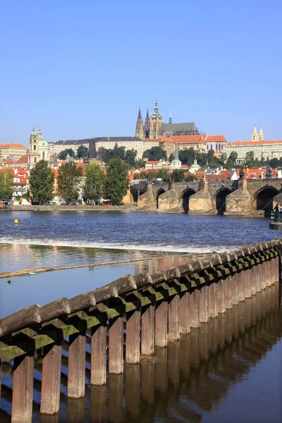 Güneşli Lesser Town, Prag Gotik Castle yukarıda Nehri Vltava, Çek Cumhuriyeti ile görüntüleyin — Stok fotoğraf