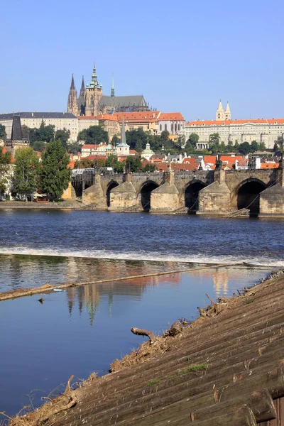 View on the sunny Lesser Town of Prague with gothic Castle above River Vltava, Czech Republic — Stock Photo, Image