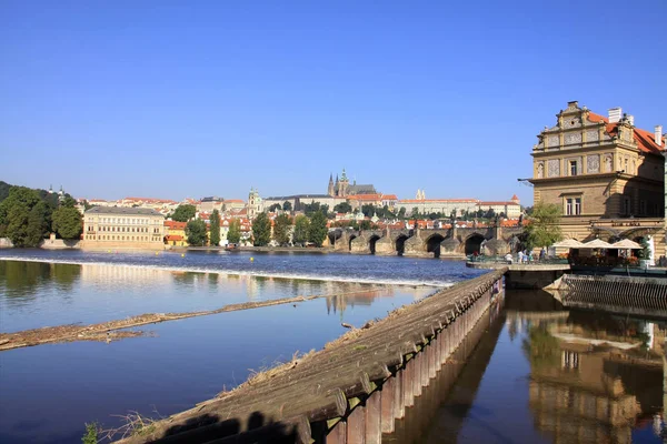 Güneşli Lesser Town, Prag Gotik Castle yukarıda Nehri Vltava, Çek Cumhuriyeti ile görüntüleyin