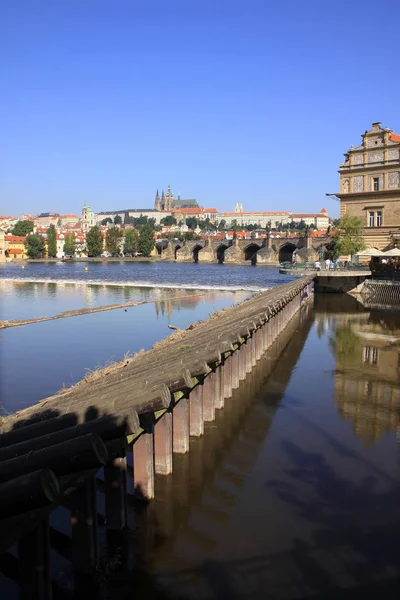 Güneşli Lesser Town, Prag Gotik Castle yukarıda Nehri Vltava, Çek Cumhuriyeti ile görüntüleyin