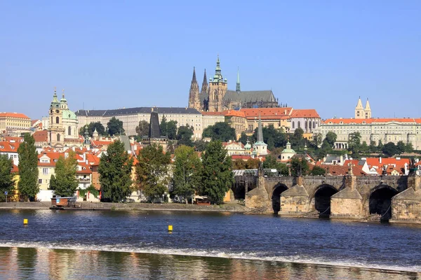 Visa på den soliga mindre stad Prag med gotiska slottet ovanför floden Moldau, Tjeckien — Stockfoto