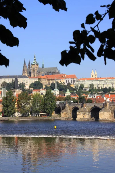 Vista de la soleada Ciudad Menor de Praga con el castillo gótico sobre el río Moldava, República Checa —  Fotos de Stock