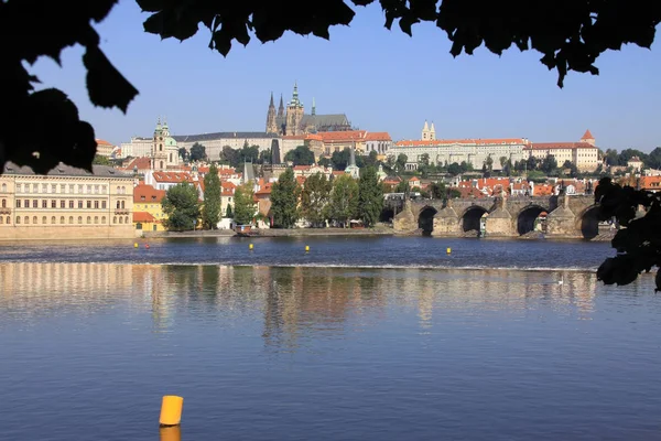 Vista sulla soleggiata cittadina di Praga con castello gotico sopra il fiume Moldava, Repubblica Ceca — Foto Stock