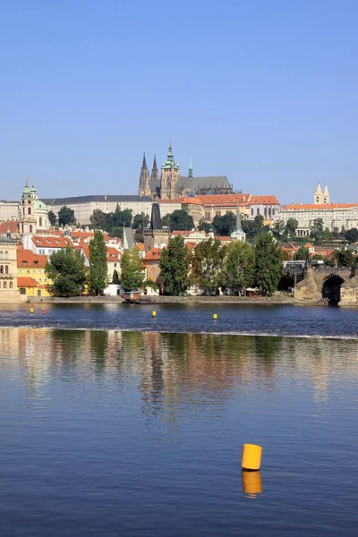 Vue sur la petite ville ensoleillée de Prague avec château gothique au-dessus de la rivière Vltava, République tchèque — Photo