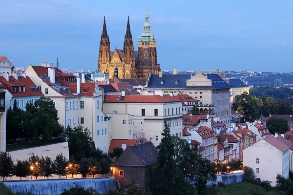 Natt gotiska Pragborgen med Lesser Town i Prag, Tjeckien — Stockfoto