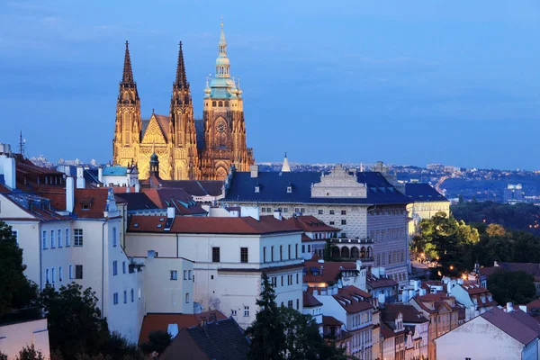Nacht Praag gotische burcht met mindere binnenstad van Praag, Tsjechië — Stockfoto