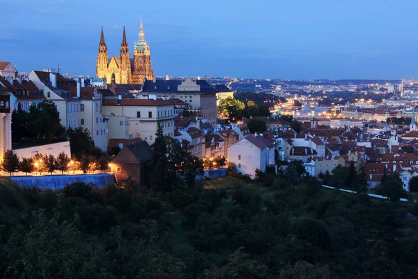 Ночной готический замок с городом Лилль, Чехия — стоковое фото