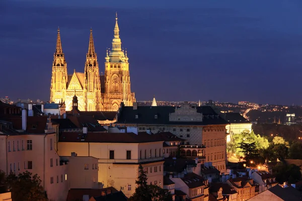 Nuit Château gothique de Prague avec Petite Ville de Prague, République Tchèque — Photo