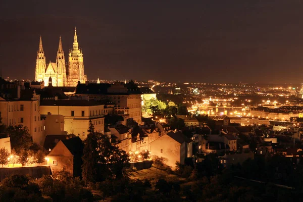夜プラハ ゴシック様式城、チェコと低いプラハの町 — ストック写真