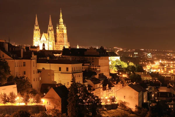 Nuit Château gothique de Prague avec Petite Ville de Prague, République Tchèque — Photo