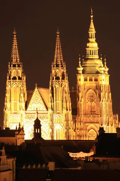 Nacht Praag gotische burcht met mindere binnenstad van Praag, Tsjechië — Stockfoto