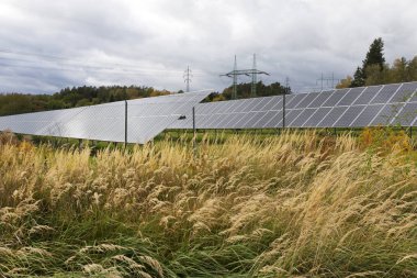 Solar Power Station üzerinde sonbahar çayır 