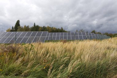 Solar Power Station üzerinde sonbahar çayır 