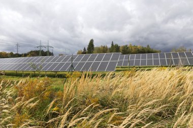 Solar Power Station üzerinde sonbahar çayır 