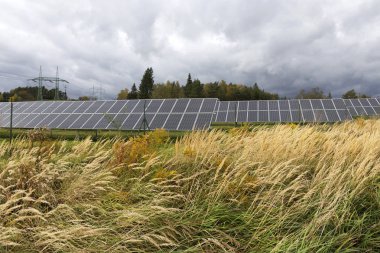 Solar Power Station üzerinde sonbahar çayır 