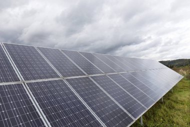 Solar Power Station üzerinde sonbahar çayır 