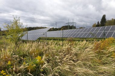 Solar Power Station üzerinde sonbahar çayır 