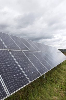 Solar Power Station üzerinde sonbahar çayır 