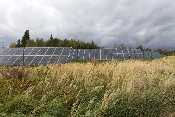 Central Solar en el prado de otoño — Foto de Stock