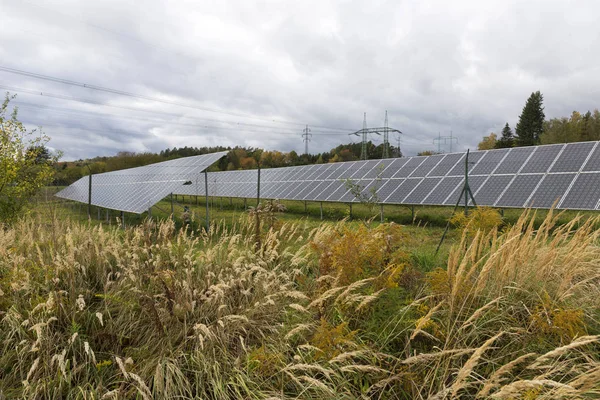 Solar Power Station üzerinde sonbahar çayır 