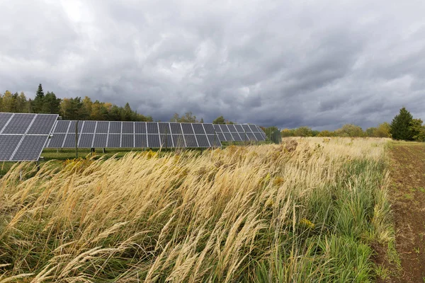 Solar Power Station üzerinde sonbahar çayır 