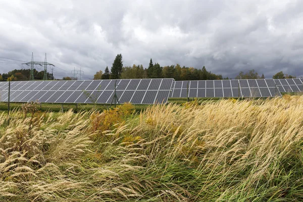 Solar Power Station üzerinde sonbahar çayır — Stok fotoğraf