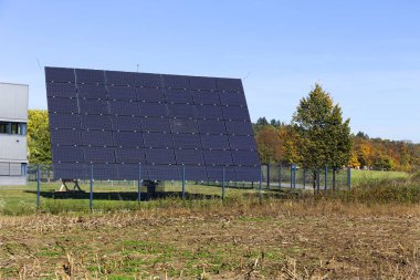 Solar Power Station üzerinde sonbahar çayır 