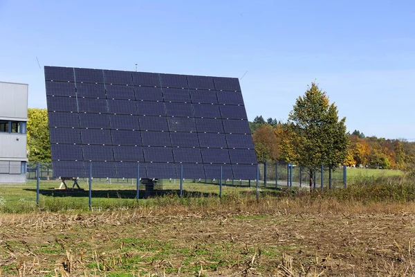 Central de energia solar no prado de outono — Fotografia de Stock