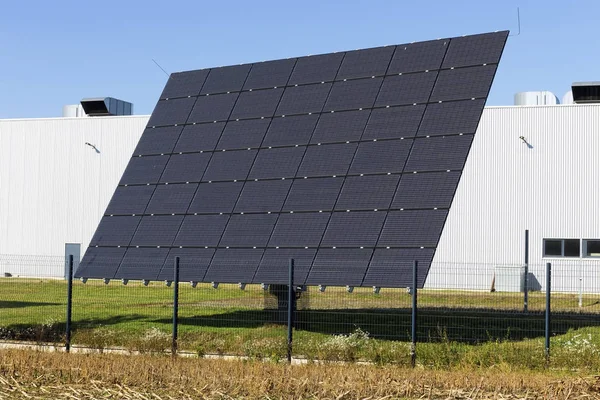 Central de energia solar no prado de outono — Fotografia de Stock