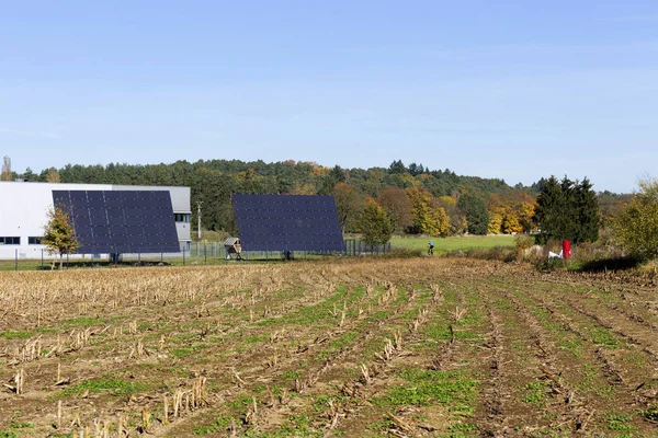 Solar Power Station üzerinde sonbahar çayır 