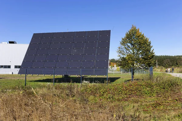 Central de energia solar no prado de outono — Fotografia de Stock