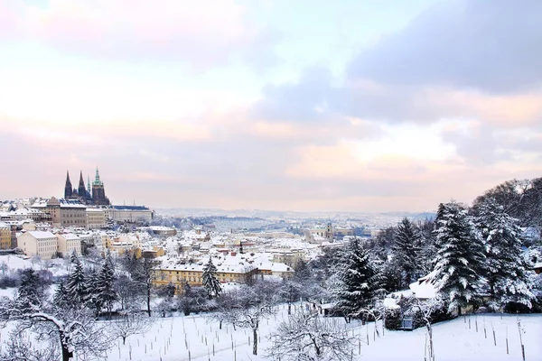 Weihnachten romantische verschneite Stadt Prag, Tschechische Republik — Stockfoto