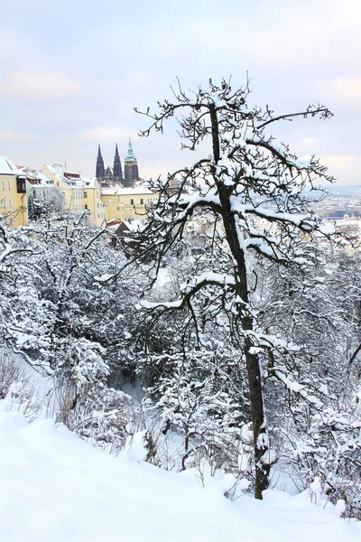 Vánoční romantické zasněžené město Praha, Česká republika — Stock fotografie