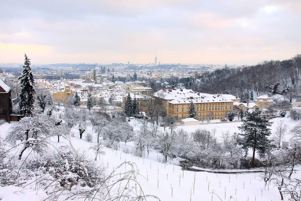 Boże Narodzenie romantyczne snowy miasta Praga, Republika Czeska — Zdjęcie stockowe