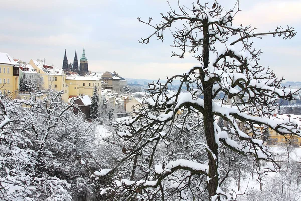 Vánoční romantické zasněžené město Praha, Česká republika — Stock fotografie