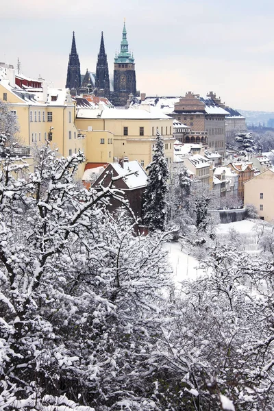 Vánoční romantické zasněžené město Praha, Česká republika — Stock fotografie