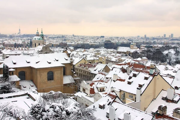 Vánoční romantické zasněžené město Praha, Česká republika — Stock fotografie