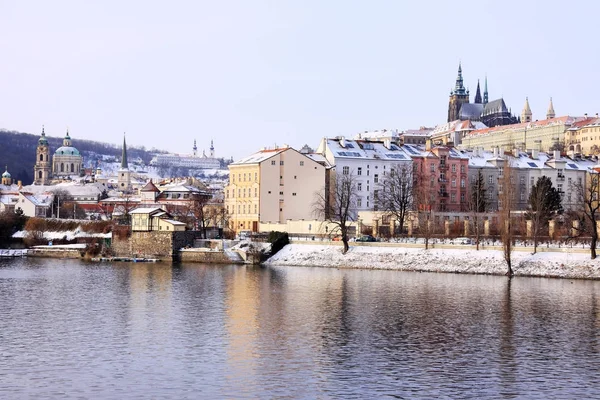 Kerst romantische besneeuwde stad Praag, Tsjechië — Stockfoto