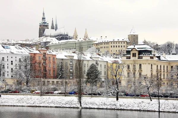 Vánoční romantické zasněžené město Praha, Česká republika — Stock fotografie