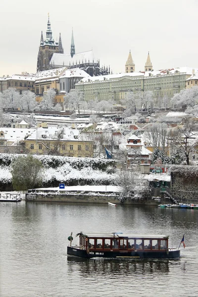 Vánoční romantické zasněžené město Praha, Česká republika — Stock fotografie