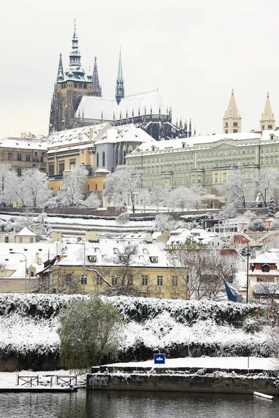 Weihnachten romantische verschneite Stadt Prag, Tschechische Republik — Stockfoto