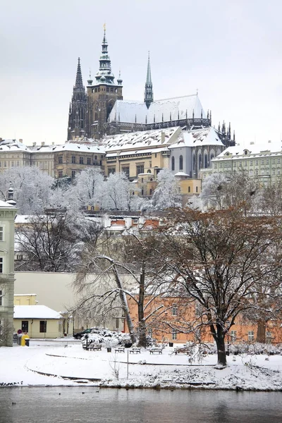 Kerst romantische besneeuwde stad Praag, Tsjechië — Stockfoto